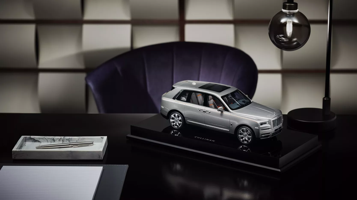 Rolls-Royce 1:18 Cullinan Silver Replica